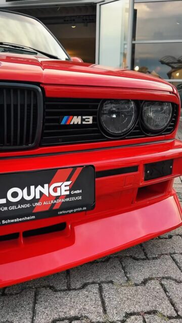 Oldschool BMW. Genau so lieben wir’s. ❤️‍🔥

E30 Cabrio. M3-Look. Tief, breit und dieses klassische Rot, das auf dem E30 einfach anders wirkt.

Unter der Haube steckt der 3,0-Liter 330i Motor aus dem E46 mit 231 PS – genug Leistung, um aus dem Klassiker nochmal etwas ganz Eigenes zu machen.

Komplett restauriert, bis ins Detail aufgebaut und definitiv kein E30, an dem man einfach vorbeischaut.

Dach runter. Sechszylinder an. Der Rest erklärt sich von selbst. 🔊🔥

#bmw #m3 #e30 #newpost #newreel