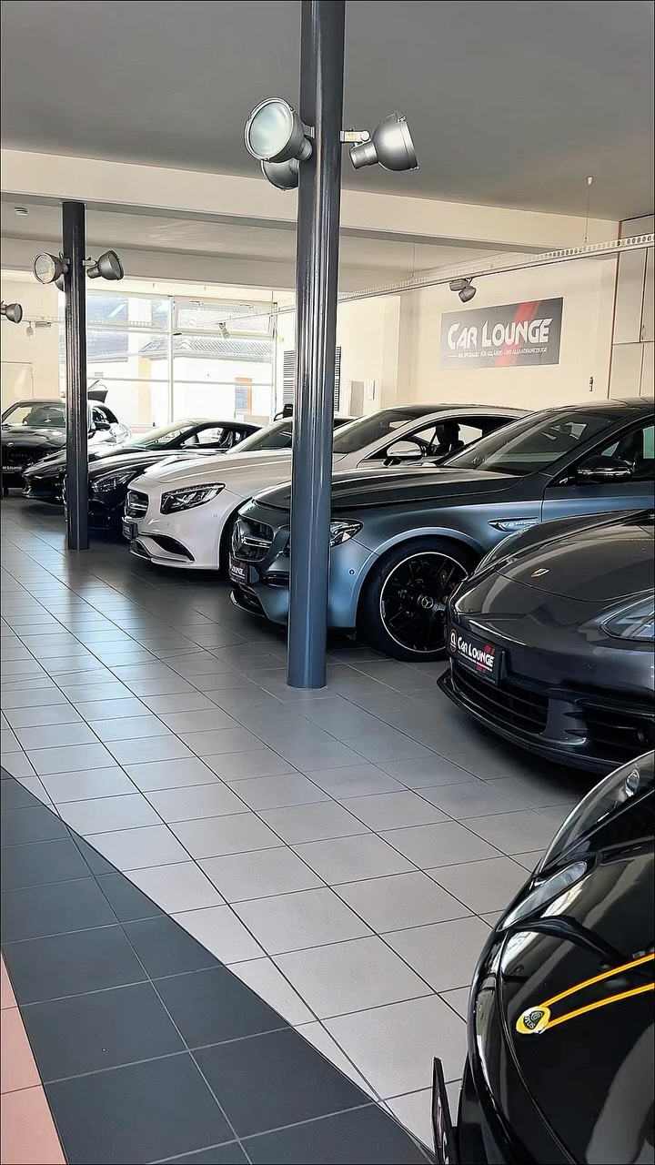 Heute wurde umgeparkt. Das Ergebnis? Musste gefilmt werden. 😮‍💨🔥

Einmal quer durch den Showroom und irgendwie steht an jeder Ecke etwas, bei dem man nochmal zurückschauen muss.
V8, Klassiker, AMGs, Cabrios, Geländewagen – bei uns darf’s ruhig ein bisschen gemischt sein. 🖤

Andere nennen’s Bestand.
Wir nennen’s einen ziemlich guten Grund, morgens gerne die Halle aufzuschließen. 👀

Welcher wäre euer Schlüssel für heute? 🔑🔥

📍 Car Lounge GmbH – Schwabenheim an der Selz

#luxurycars #newpost #newreel #trendingreels #carporn