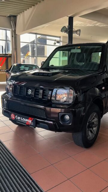 Nicht jeder braucht einen AMG. Manchmal reichen 1,3 Liter und verdammt viel Charakter. 😮‍💨🔥

Unser Suzuki Jimny 1.3 Style Ranger Limited beweist mal wieder, dass es nicht immer auf Größe oder PS ankommt.

Kantig, kompakt und mit diesem unverwechselbaren Look, den man heute bei kaum einem anderen Geländewagen findet. 🖤

Und mal ganz ehrlich: So ein Jimny hat einfach etwas an sich. Egal, wie viele Sportwagen bei uns im Showroom stehen – der Kleine zieht trotzdem seine Blicke auf sich. 👀

🛞 4x4 Allrad
🛣️ Nur 55.417 km
📅 EZ 02/2016
💰 17.999 €

Klein genug für jede Parklücke. Cool genug für die große Bühne. 🔥

📍 Car Lounge GmbH – Schwabenheim an der Selz

#newpost #trendingreels #suzuki #jimny #4x4