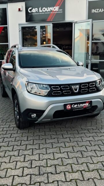 4x4, wenig Kilometer und verdammt gut in Szene gesetzt. 😮‍💨🔥

Unser Dacia Duster II 4x4 hat heute mal die Hauptrolle vor der Kamera bekommen – und wir finden, das Ergebnis kann sich definitiv sehen lassen! 🎬🖤

Robuste Optik, ordentlich Platz und Allradantrieb. Ein Duster, der nicht nur gut aussieht, sondern auch im Alltag einiges zu bieten hat.

Und das Beste? Gerade einmal 51.275 km auf der Uhr! 👀

🚙 Dacia Duster II 4x4
📅 EZ 09/2019
🛣️ Nur 51.275 km
🛞 4x4 Allradantrieb
💰 16.999 €

Wer aktuell einen Duster mit Allrad und wenig Kilometern sucht, sollte sich diesen hier definitiv nicht entgehen lassen! 🔥

📩 Interesse geweckt? Schreibt uns direkt und vereinbart euren Besichtigungstermin!

📍 Car Lounge GmbH – Schwabenheim an der Selz

#dacia #daciaduster #4x4cars #newreel #newpost